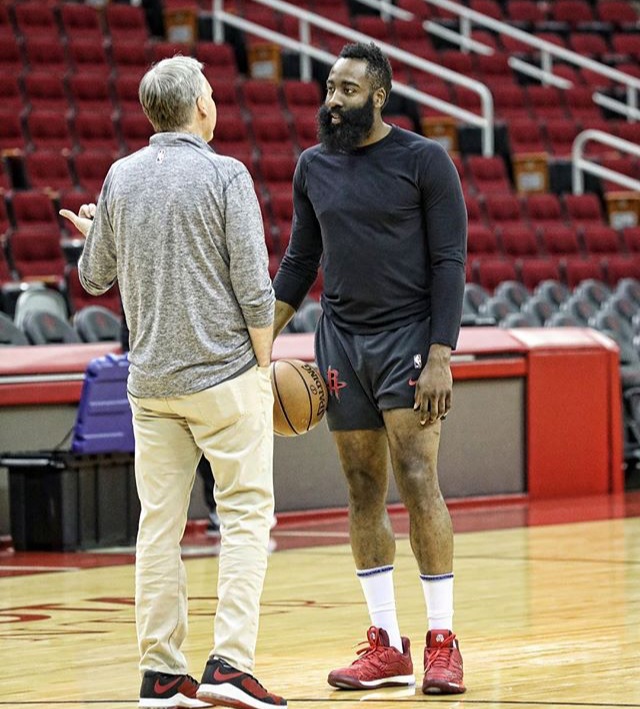 为什么nba休息要穿长袖(火箭训练图来了！哈登穿长袖表情严肃，塔克苦练三分，保罗真开心)