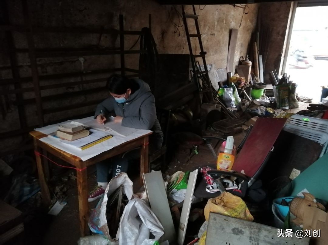 疫情期间大学生在家学习：你专注的样子真好看