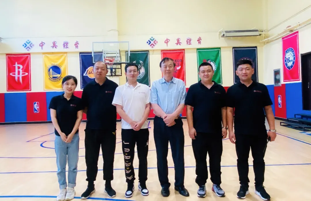 原中国奥委会主席、国家体育总局局长袁伟民同志到辽阳中奥健身大厦莅临指导