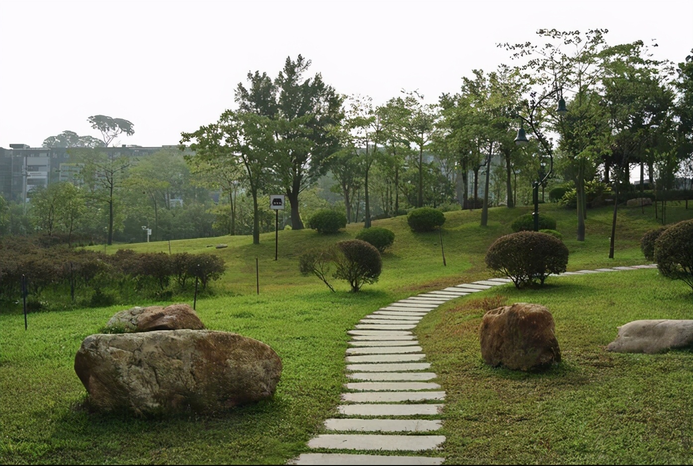 不舍得女儿上大学，妈妈住宾馆陪读，“巨婴”越来越常见