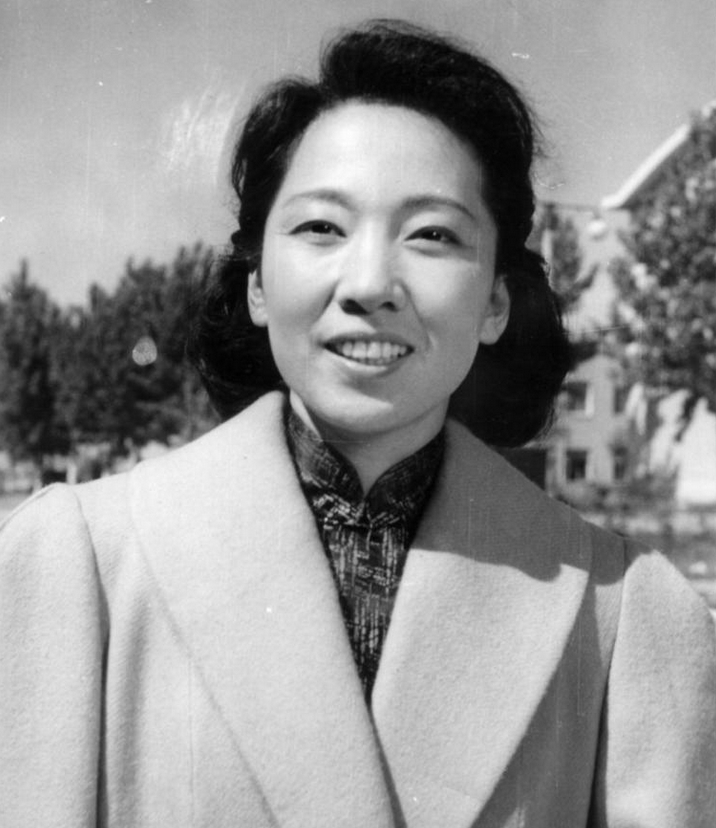 “江姐”于蓝的多舛人生：19岁做继母，53岁丧夫，患癌52年99离世