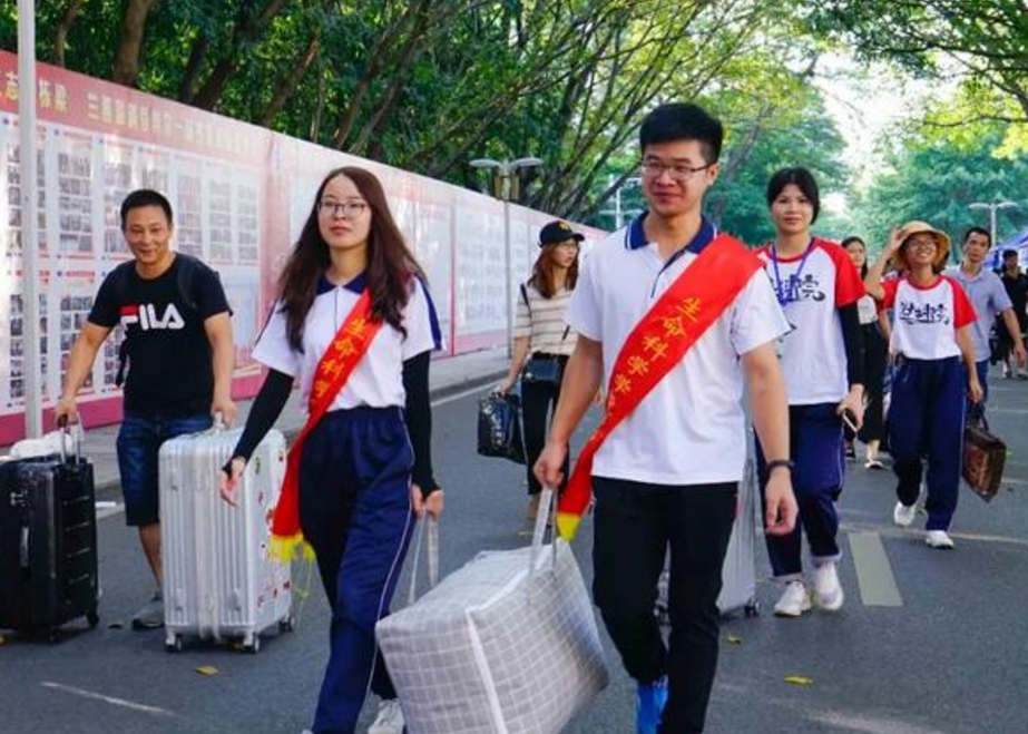 大学“地府级别”食堂火了！设计足够大胆，学生直言：吃饭像渡劫