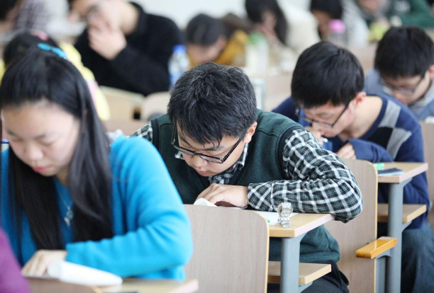 高中生活VS大学生活，差距一目了然，网友直呼人间真实