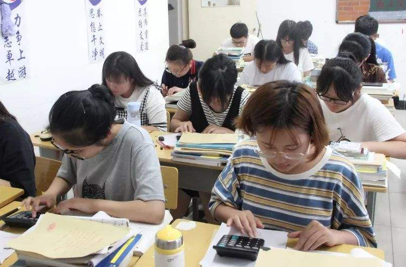 为什么大一新生要上晚自习，大二却不用，学姐：其实是为了这些