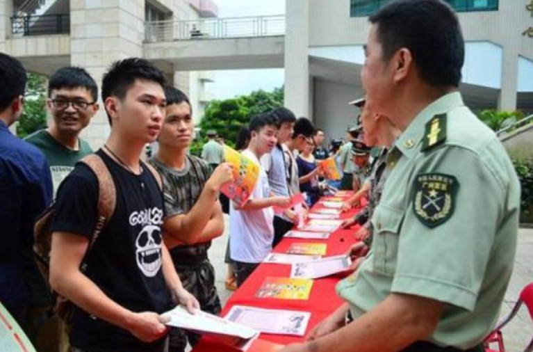 大学生当兵迎来喜讯，满足条件可保送到军校，机会难得不要错过