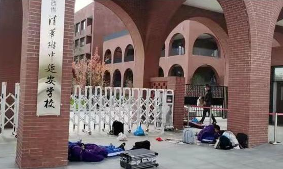 11名初一新生被劝退后续，家长让孩子在校门口住下，学校作出回应