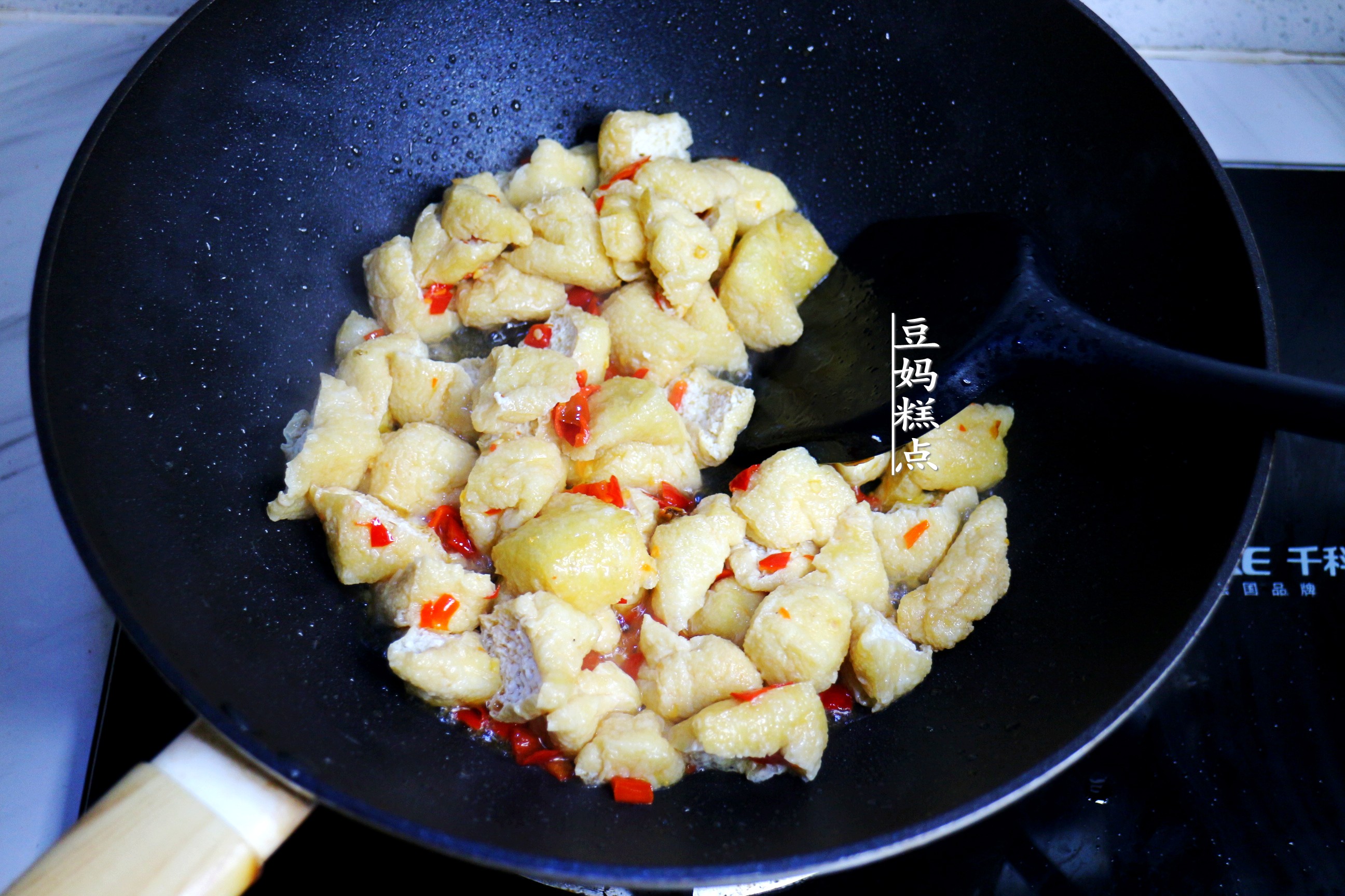 油豆腐泡怎么炒才好吃？这样做，5分钟上桌，简单又下饭