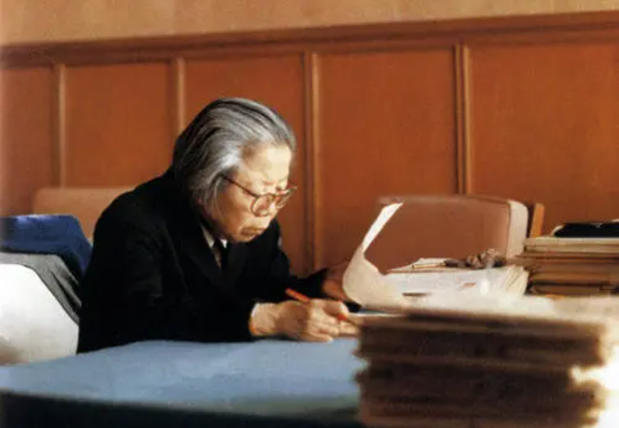 周总理长征时病情危殆，医生王斌吩咐：赶快去找冰来降温