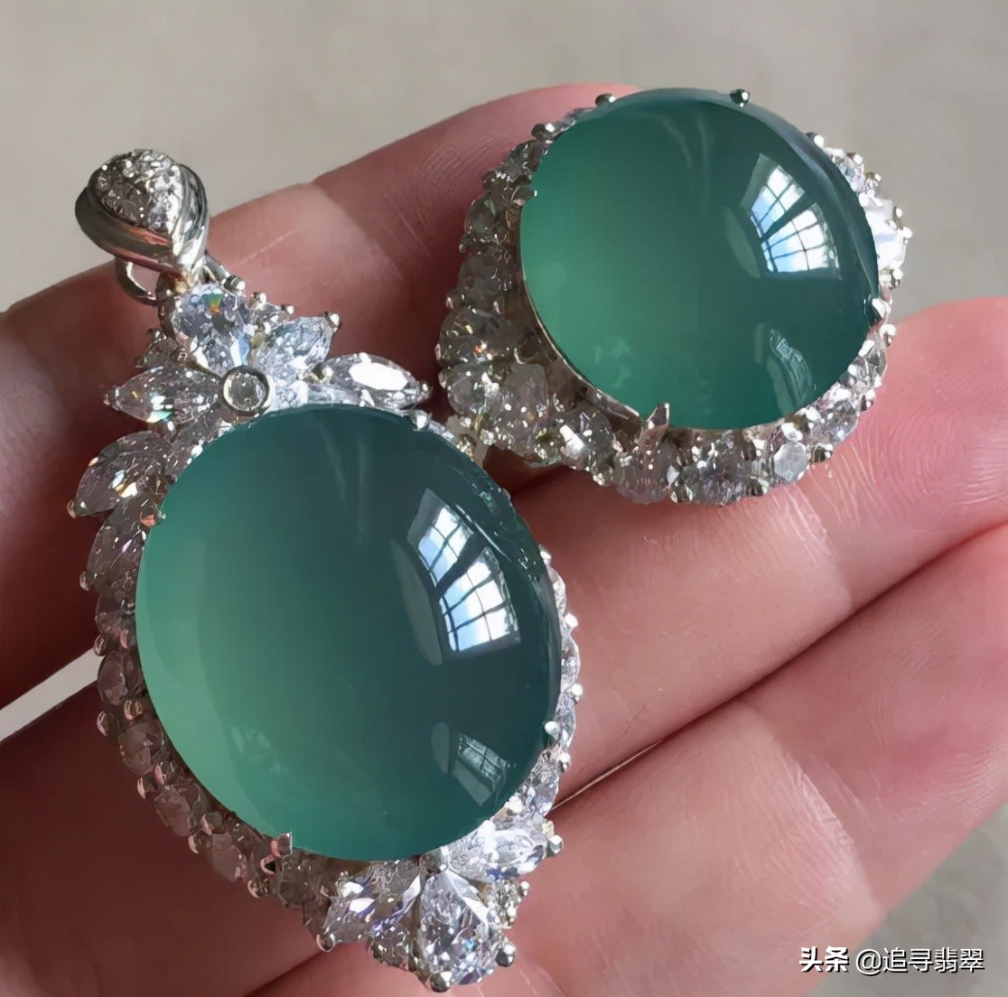 好的蓝水翡翠以海水蓝为上乘,被灰和绿弄乱了颜色的话,如果水不足