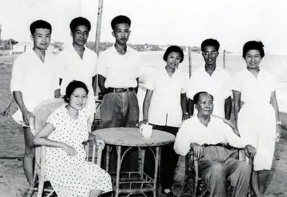 毛主席最爱的外孙，却一年只能见外公一次，也没能见主席最后一面