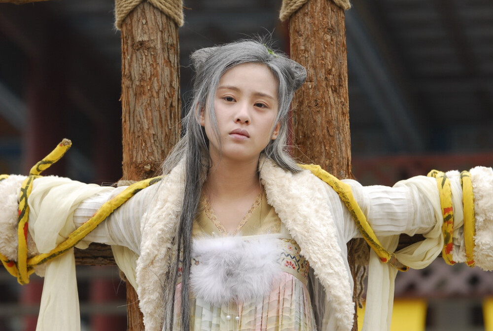 冯生心痛抱扶虚弱十四娘不惜一切要救十四娘,冯生关切煎药送汤,十四娘