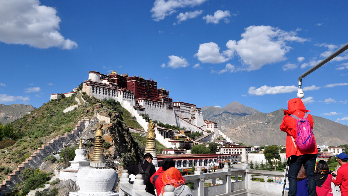 西藏竟如此神秘，不仅有"云端里"的寺庙，而且还有1万年的历史