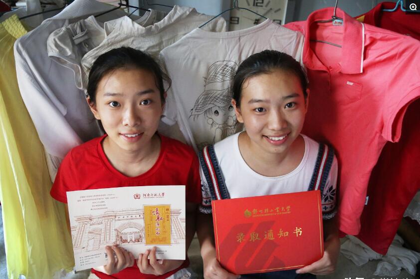 18岁双胞胎姐妹同时考上大学，15年来没买过1件新衣服