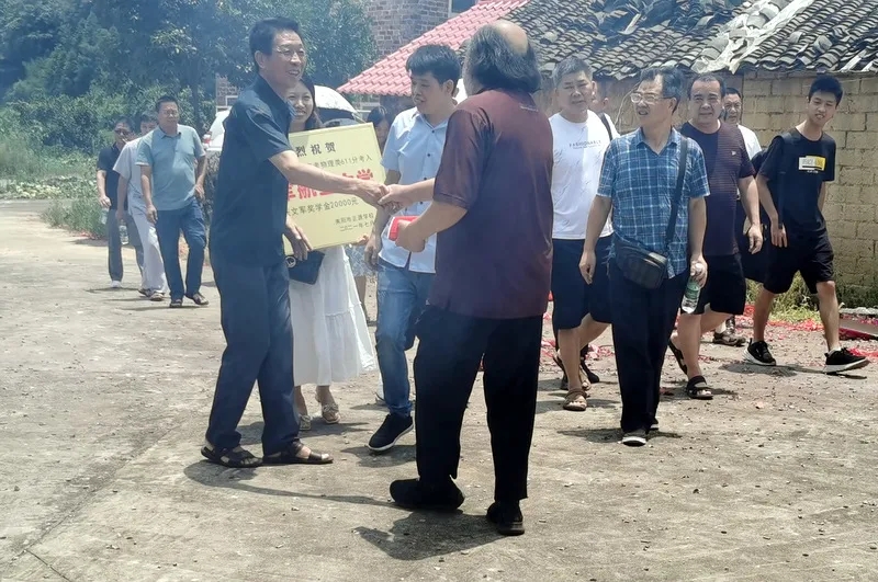 湖南男孩罗湘毅，611分报考军校被录取，喜报传来，父母笑容灿烂