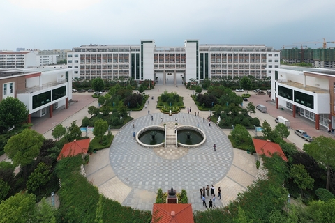 河南贫困县的“超级中学”：借力国家专项，清北录取全国县中第一，外地生家长就近买房