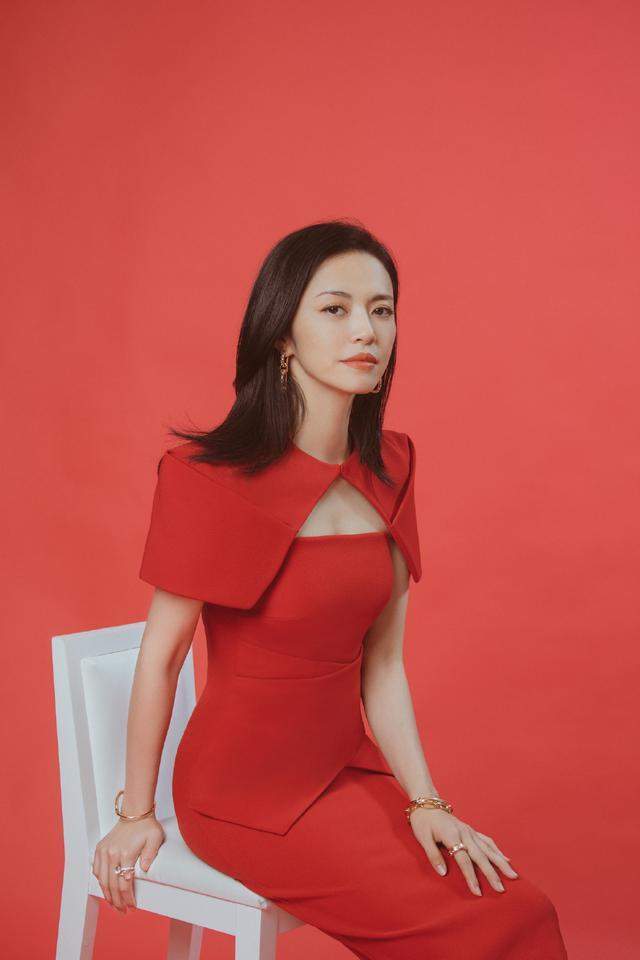 姚晨美得真自信,穿红裙亮相秀"腰臀比",胸前挖空设计性感吸睛