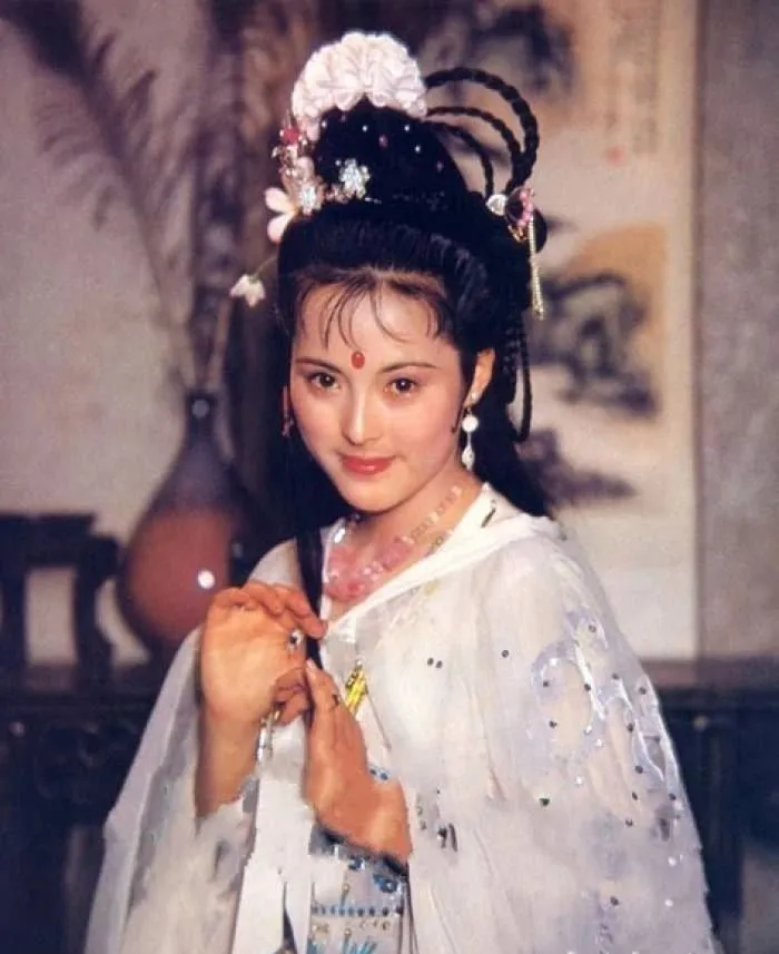 后来,她还在《庄妃轶事》中扮演了董鄂妃,同样令人难忘.