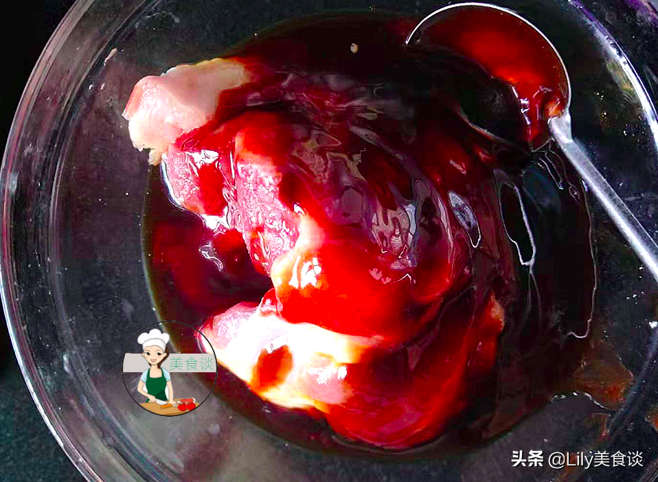 把猪肉放进电饭锅里，不加一滴水，越焖越香，吃一次念念不忘