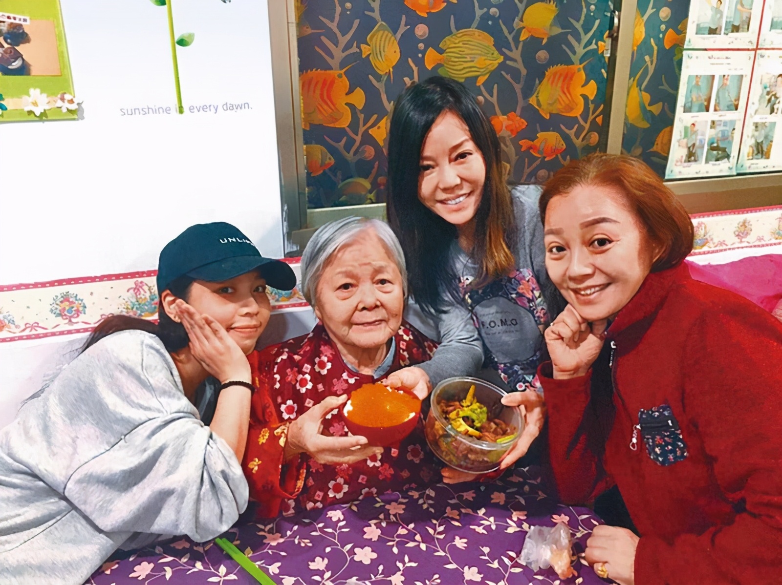 狄莺崩溃哭喊不想活了！弟弟接连去世儿子陷官司，如今母亲也病逝