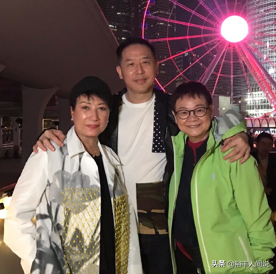 邓光荣遗孀71岁生日 唐鹤德惊喜现身 甜蜜揽其拍照露出久违笑容 天天看点