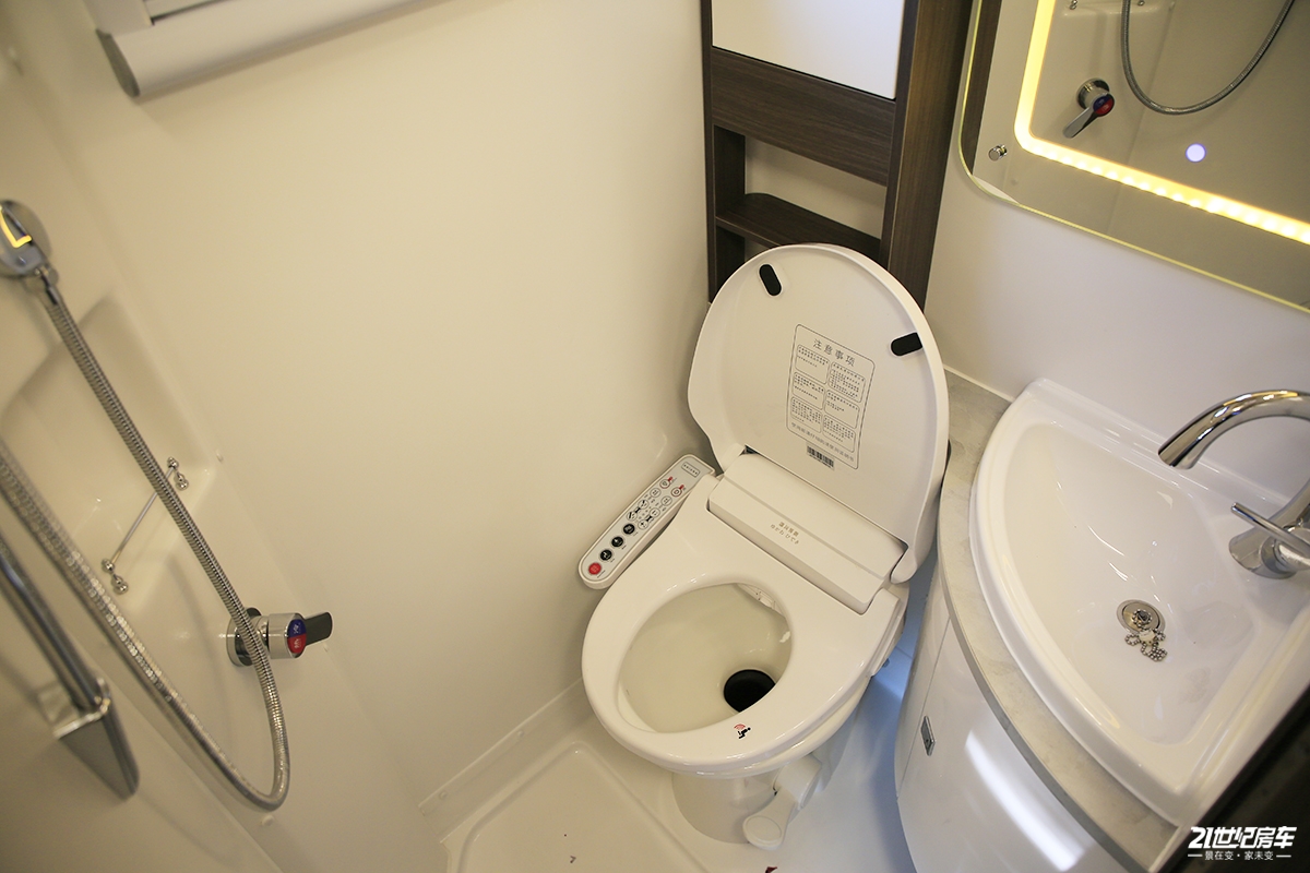 奇瑞进口底盘双拓展房车带214度电电粉碎直排马桶