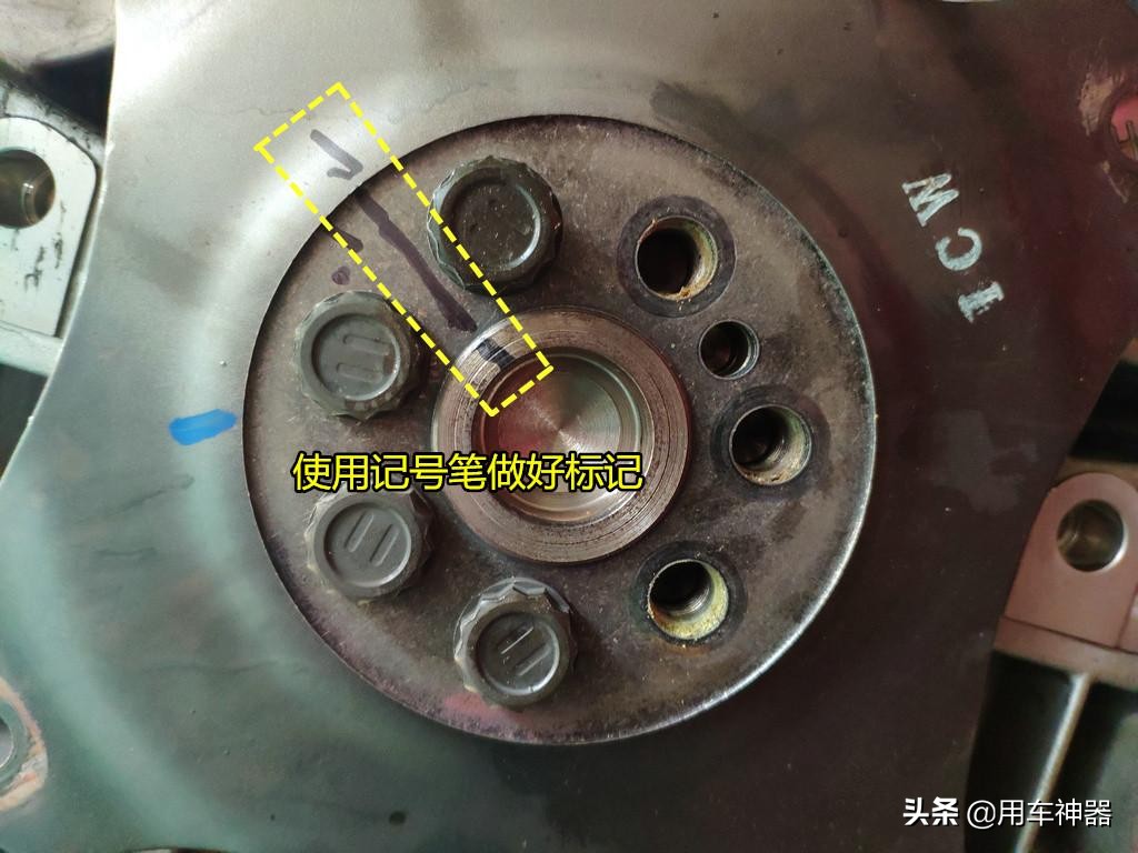 如何快速解决发动机漏油？更换油封也没有用，你必须检查这个零件