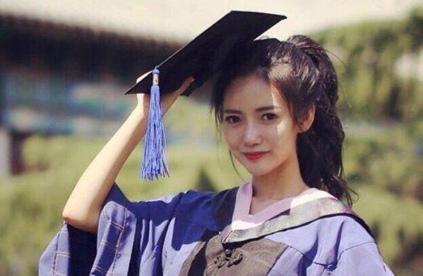 别死盯着公务员了，这些职业比公务员更“吃香”，稳定性高待遇好