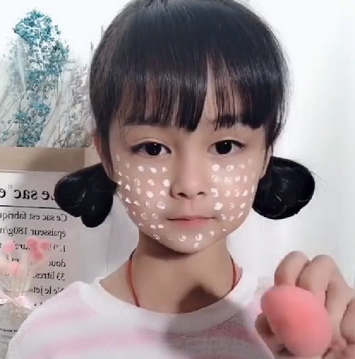 小学生"化妆"火了,模仿妈妈上粉底,眼影,看到"成品"后爱了