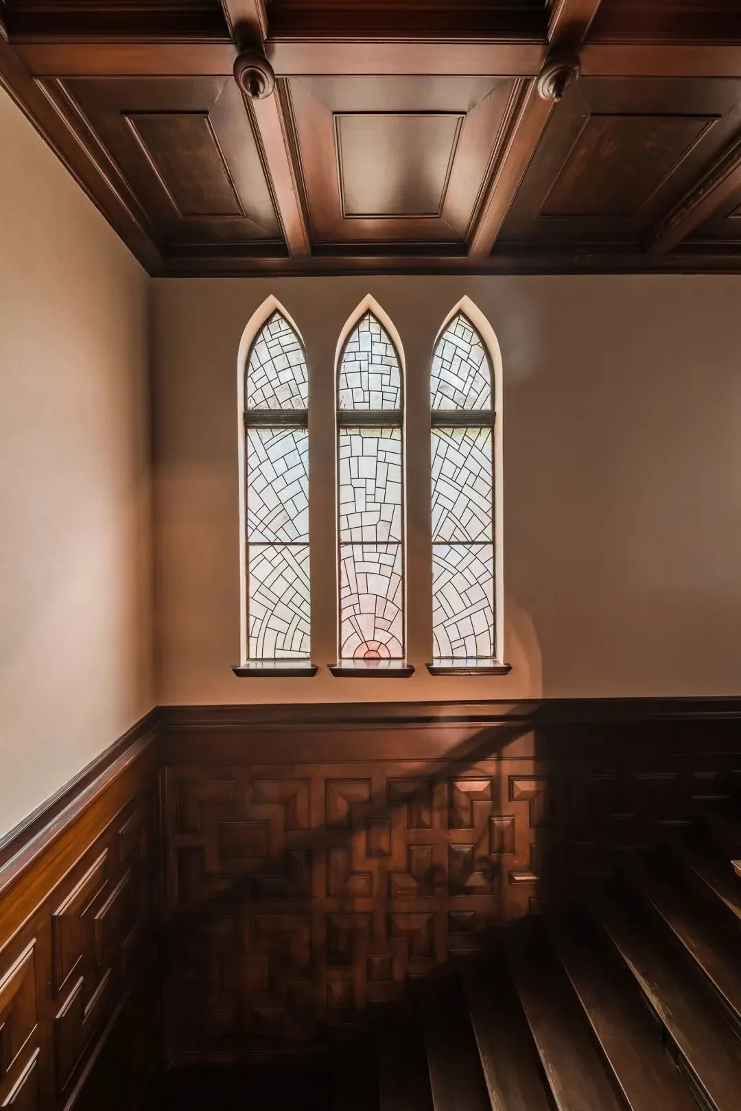 网红柚木介绍超亮眼惊艳的柚木楼梯设计介绍