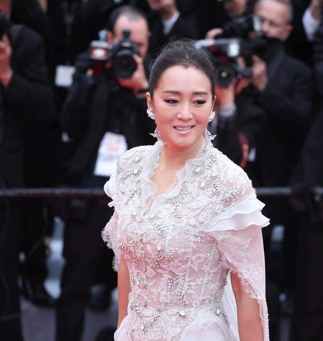 10位戛纳红毯上的国内女星：有人手握作品艳压，有人蹭拍走光出丑