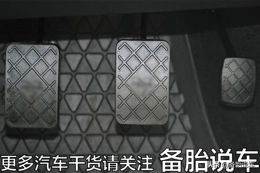 急刹车的时候，到底要不要踩离合？