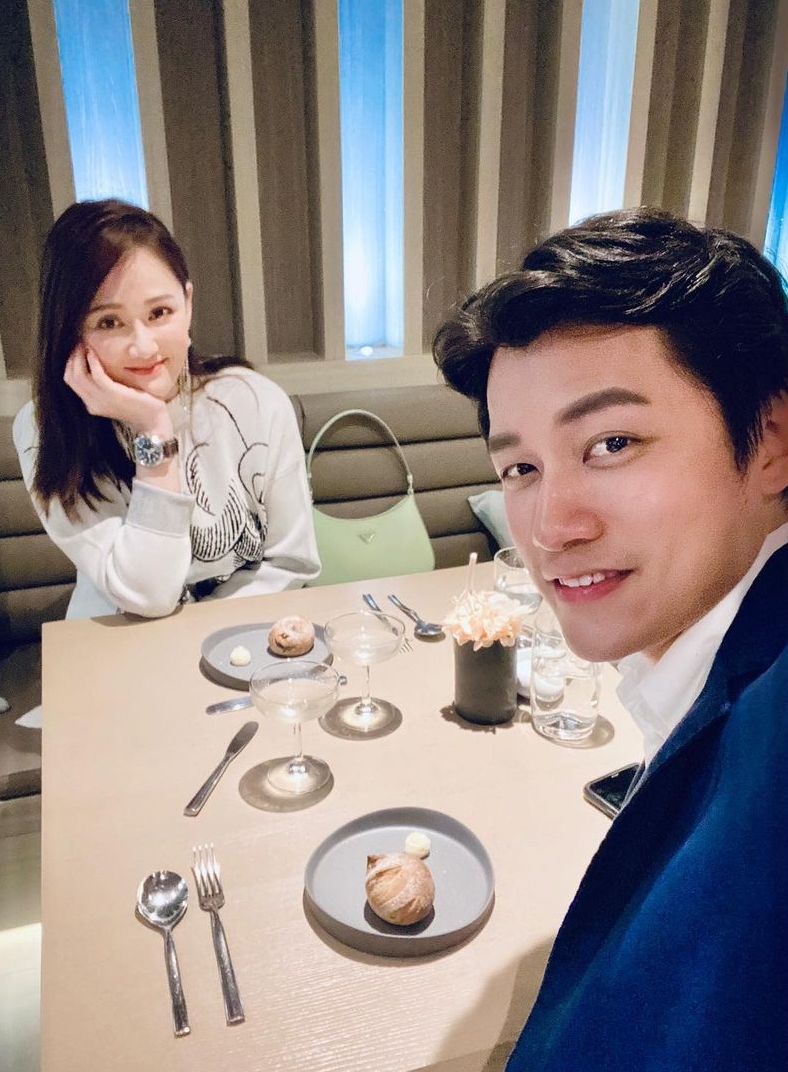 陈乔恩携男友聚会，腰粗腿壮呈现幸福肥，靠在艾伦身前很甜蜜