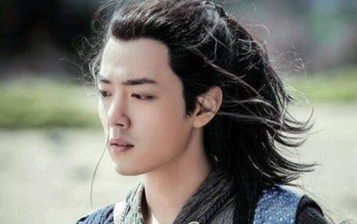 从普通人一跃成为当红流量小生，肖战的成功离不开她的支持，祝福