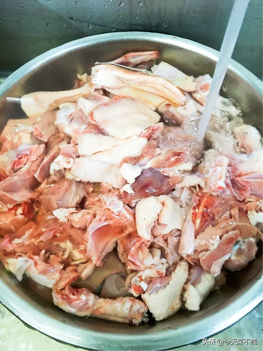 铁锅炖大鹅，加了一种酱的做法，既不腥又不柴，好吃到家了
