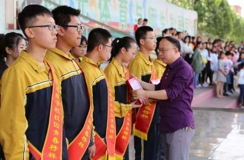 钟祥状元常书杰入学北大后却因沉迷游戏被退学，复读又考上清华