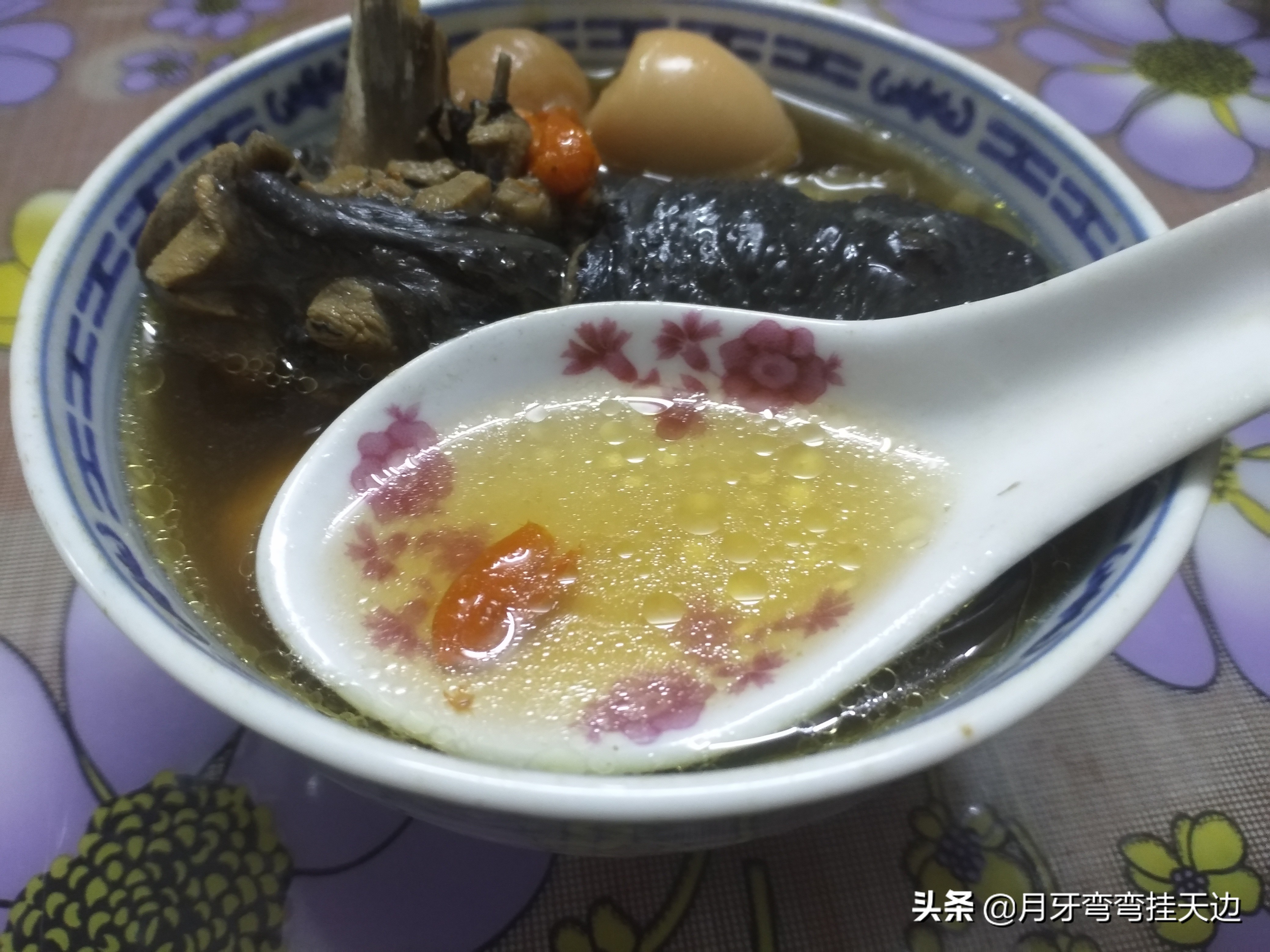 乌鸡炖汤这样做，汤色清亮补而不燥，做法简单，老人小孩特别爱喝