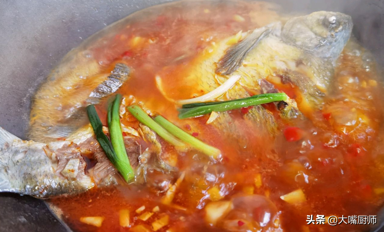 无论什么鱼，红烧时牢记3个技巧，鱼肉软嫩鲜美没腥味，太好吃了