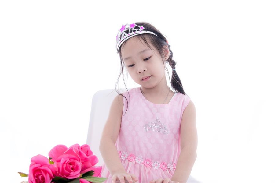 当孩子被嘲笑，不要说“别在意”，而是说这3句话，孩子才更自信