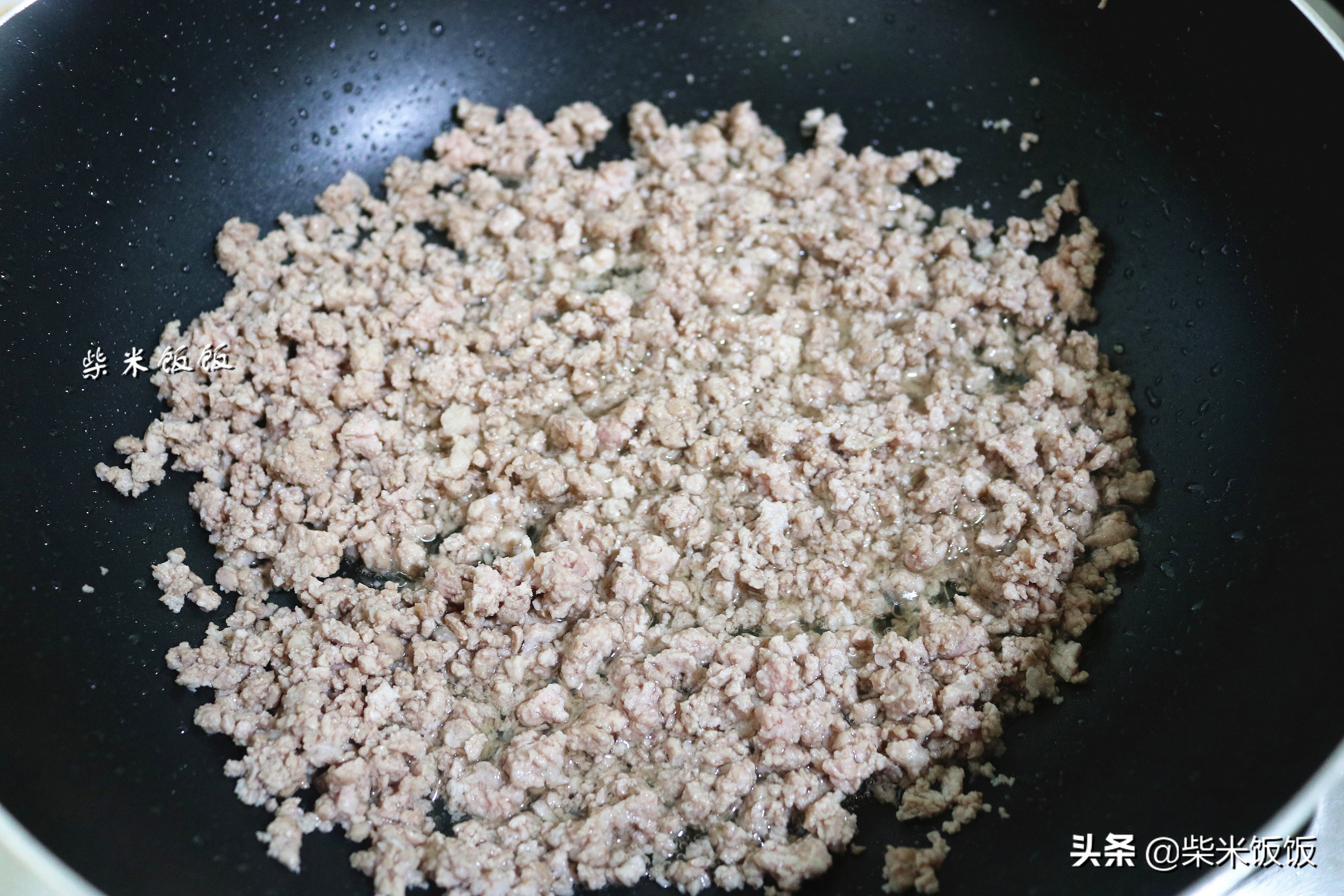 我家吃烧麦从不买，这做法简单，捏一捏10分钟出锅，4个不够吃