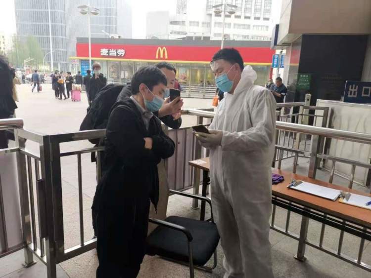 清明小长假运输的首日，铁路公路出行情况如何？