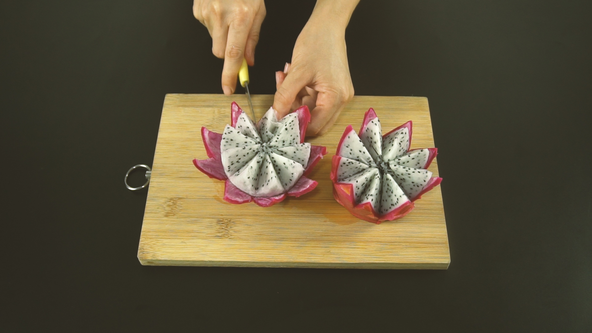 火龙果切丁的步骤图解(火龙果的创意切法)
