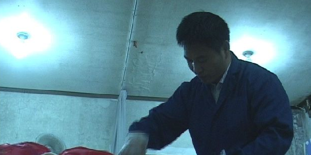 中国入殓师，花10小时修复掉进碎石机的遗体，收21岁女大学生为徒