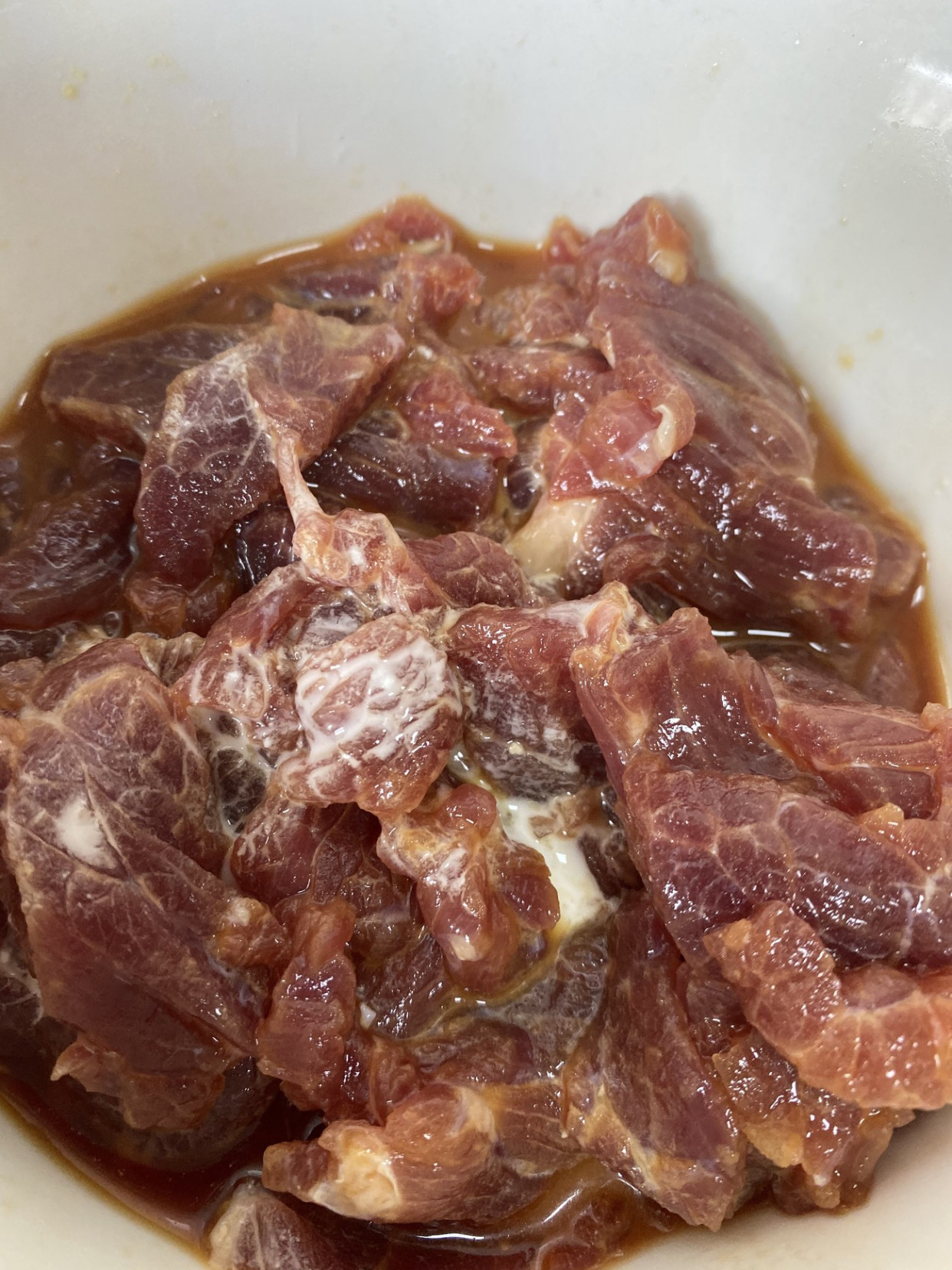 牛肉怎么腌才嫩？大厨教你3个技巧，不放料酒不放鸡蛋，滑嫩可口