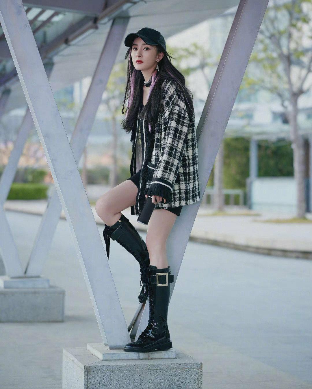 杨幂紫色脏辫才叫潮,黑皮棒球帽配格子上衣甜酷,光腿穿长靴减龄