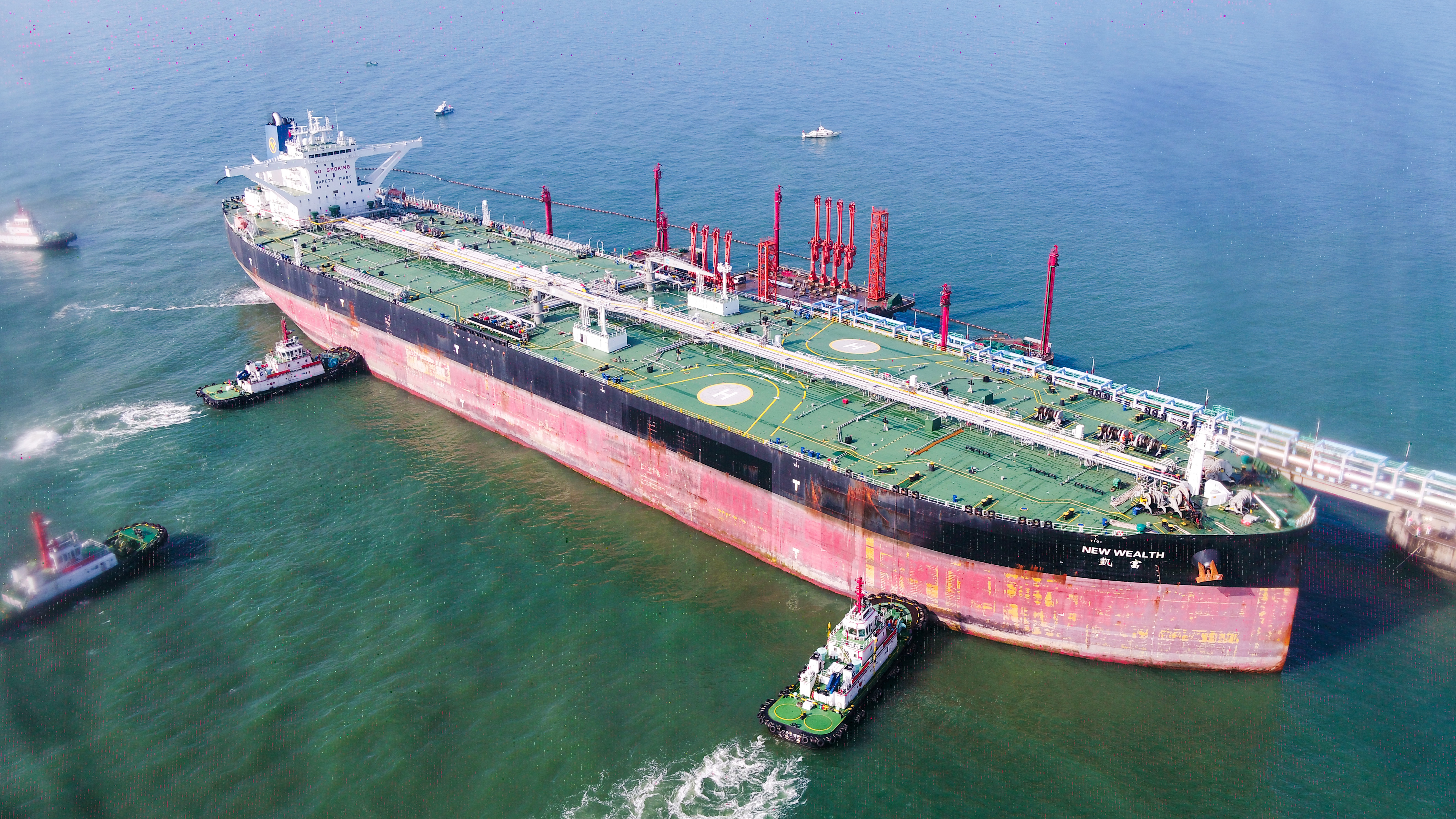 北部湾港钦州30万吨级油码头成功迎接首位“贵客”