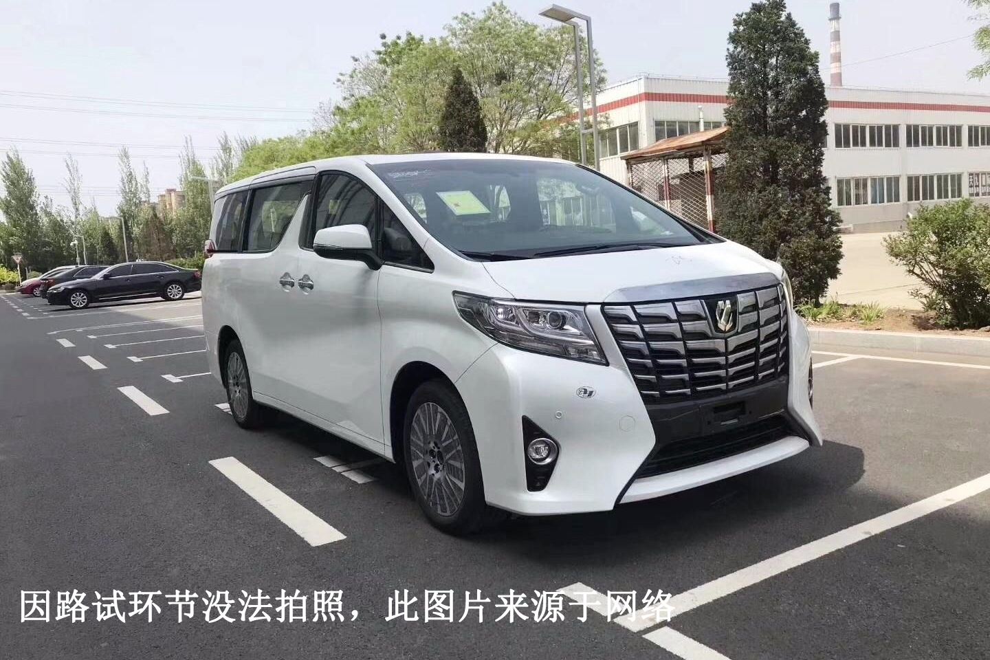 明星们最爱的保姆车，八年的丰田埃尔法还卖36万，这样的车况值吗