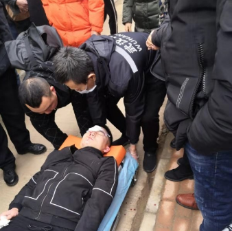 做验房师8年头一次遭袭头部缝6针，验房师并非专挑别人毛病，3名打人男子被行政拘留