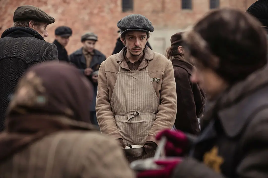 2021高分电影《波斯语课》,为了活命,这个犹太人创造了一个奇迹