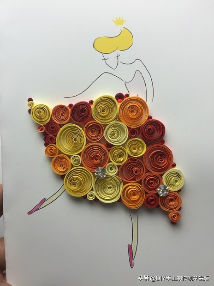 这个作品采用最基础的衍纸圆形造型和泪滴型,是很简单的,图案随意组合