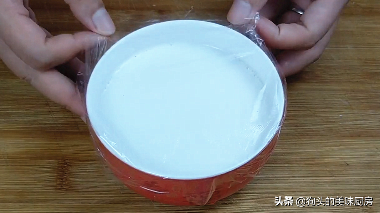 牛奶鸡蛋放锅里蒸，广东的双皮奶就这么简单，干净卫生无添加